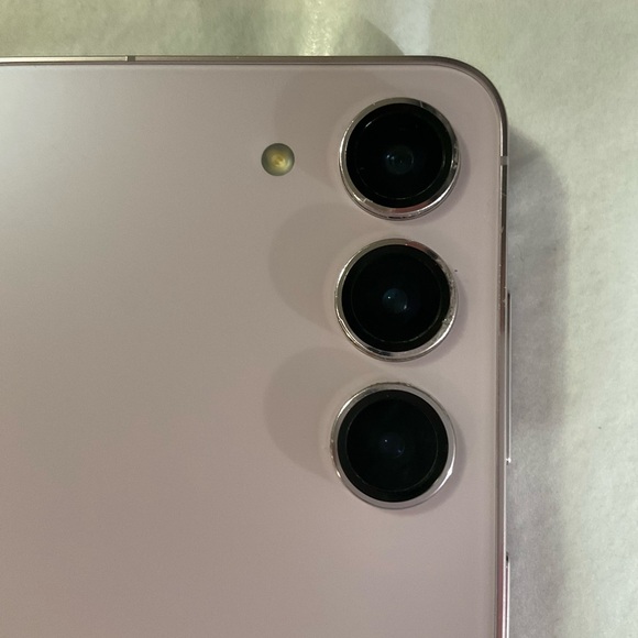 Samsung Galaxy S23. Phone in purple - Picture 2 of 11